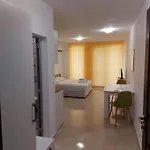 Sapphire Apartment *